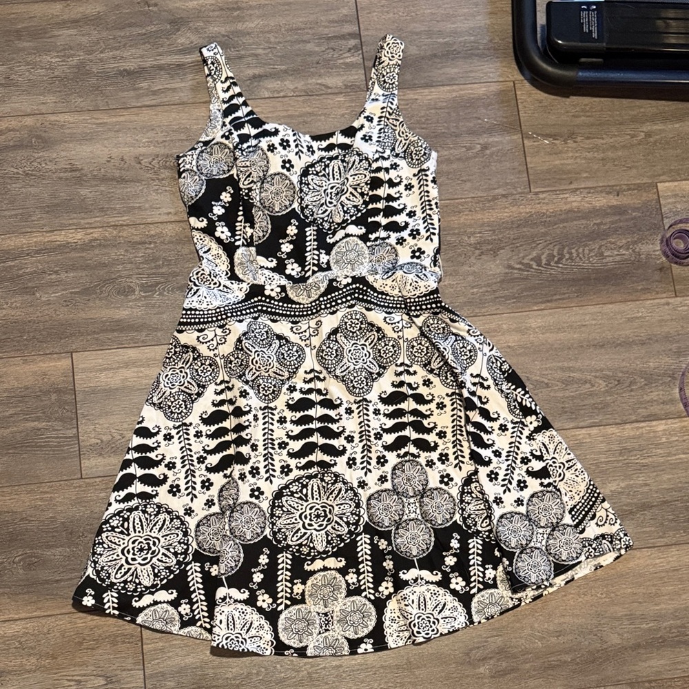 Elegant Black and White Floral Midi Dress